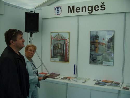 Leva slika predstavlja krstilnico iz mengeške cerkve (arhitekt Jože Plečnik)